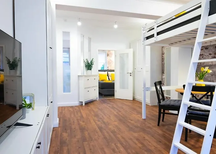 Shabby Chic In Ideal Location Apartment